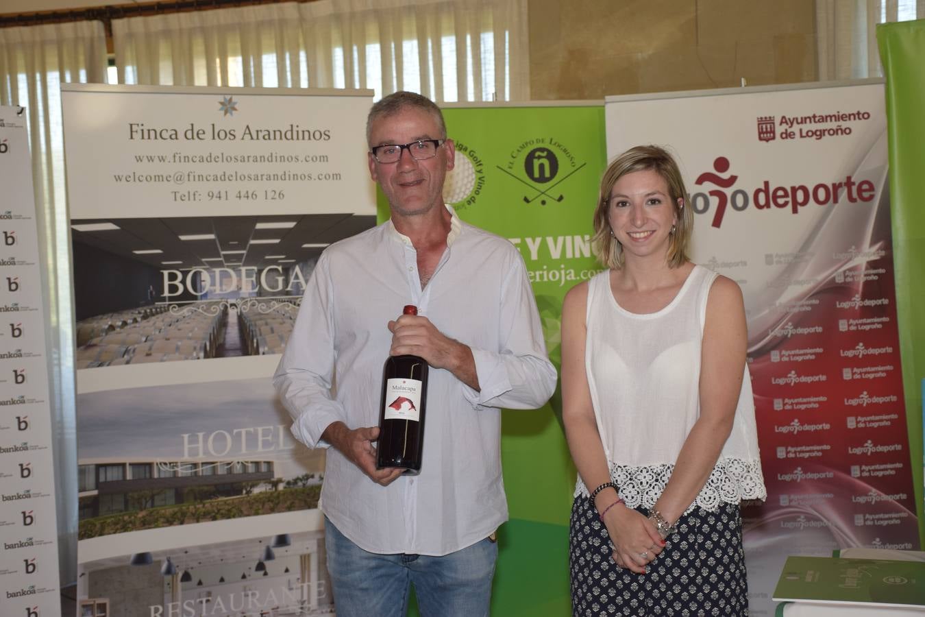 Los ganadores del torneo de la LIga de Golf y Vino recibieron sus premios.