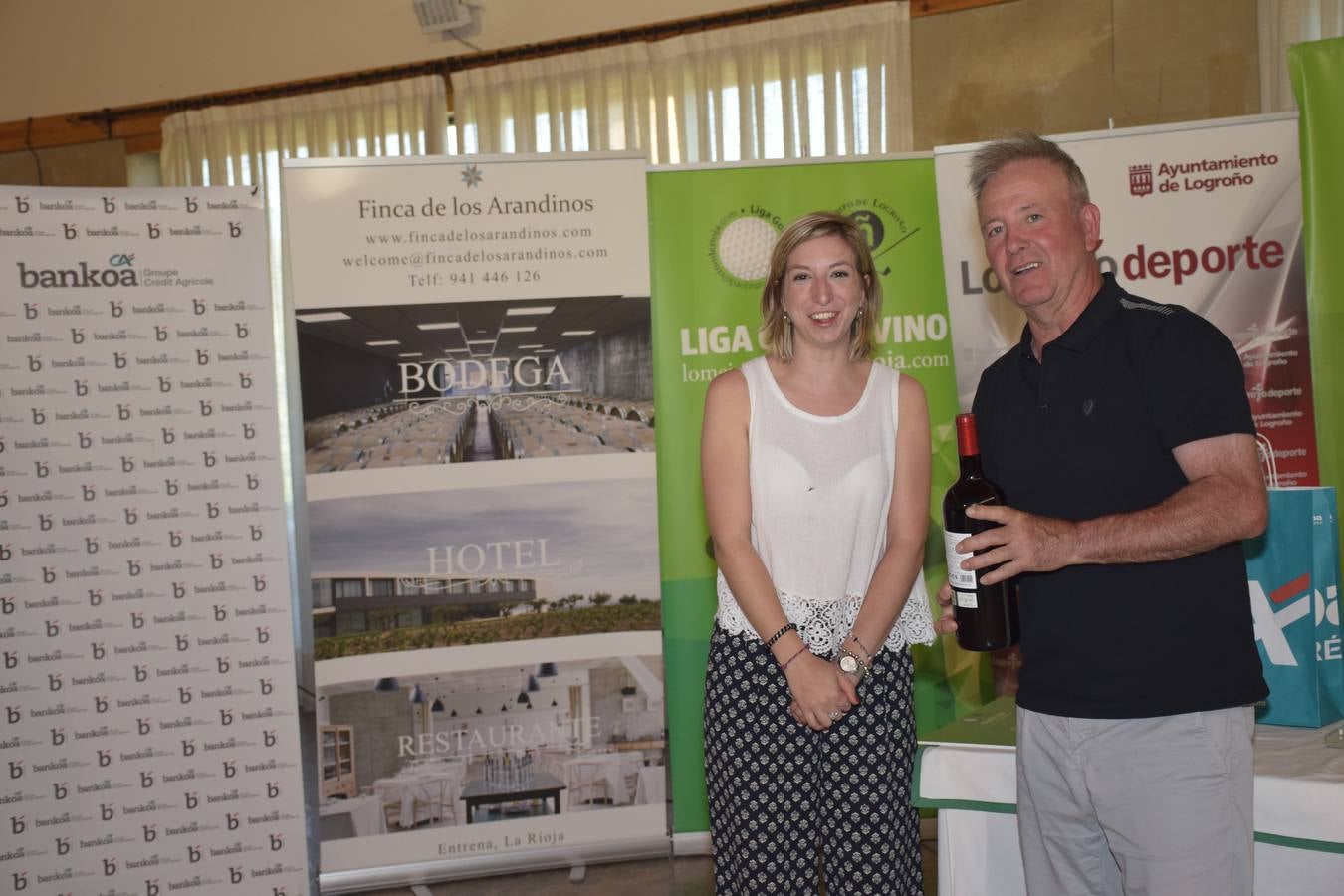 Los ganadores del torneo de la LIga de Golf y Vino recibieron sus premios.