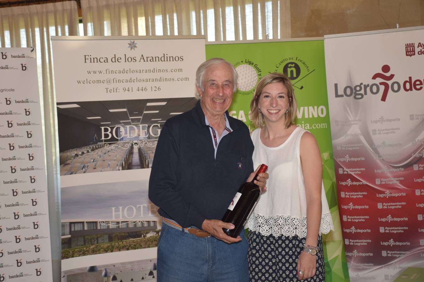 Los ganadores del torneo de la LIga de Golf y Vino recibieron sus premios.