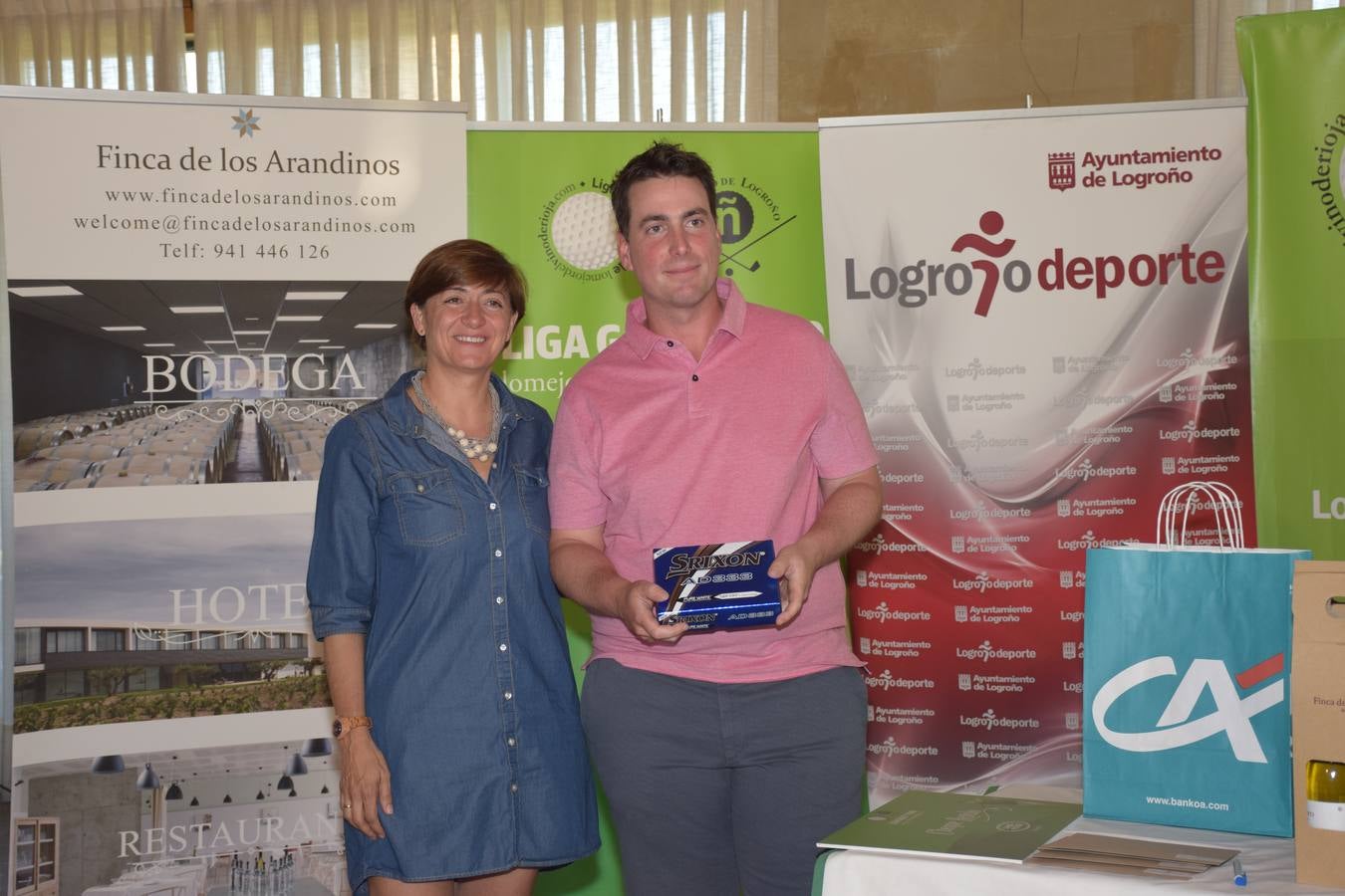 Los ganadores del torneo de la LIga de Golf y Vino recibieron sus premios.