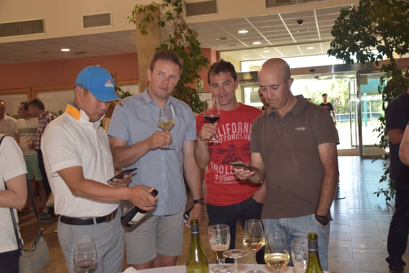 Los asistentes disfrutaron de la cata de los vinos de la Bodega Finca de los Arandinos, tras la jornada de juego.