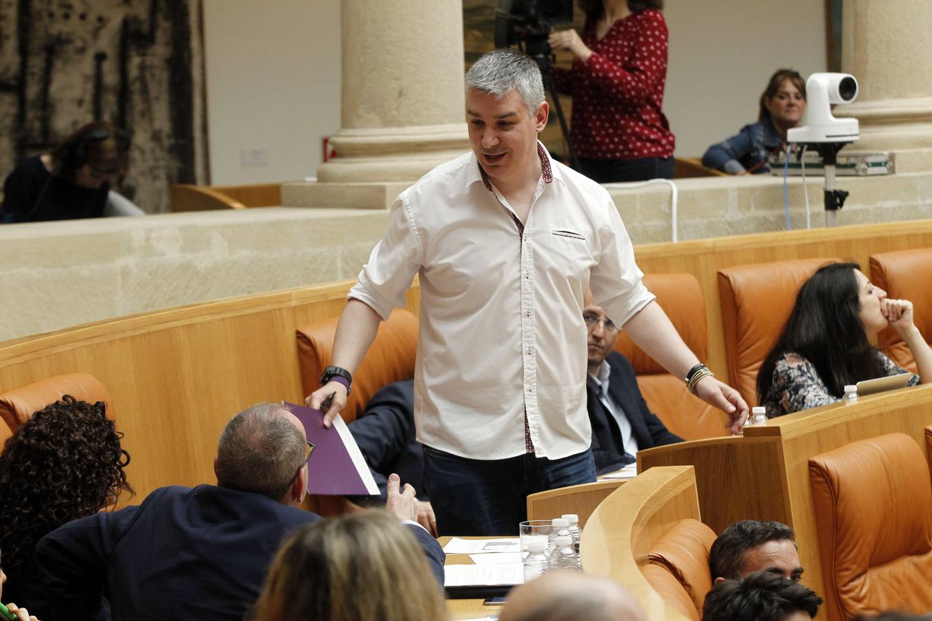 Germán Cantabrana, de pie, durante una sesión del Parlamento