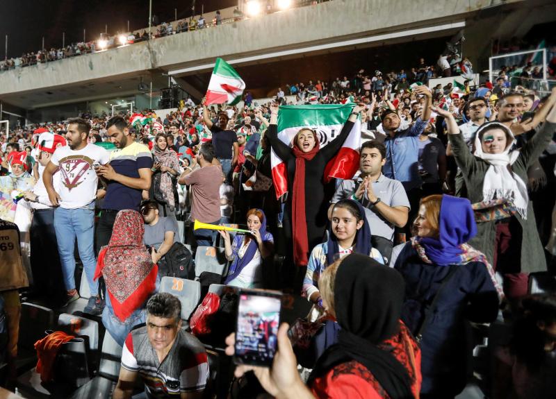 Las autoridades cortan la emisión del partido en las pantallas del estadio de Teherán por la presencia femenina y para no difundir imágenes de aficionadas en Rusia. 