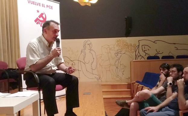 Enrique Santiago da una charla en la ESDIR en Logroño.