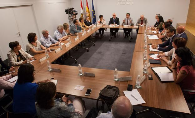 Representantes de las administraciones públicas, entidades y ONG, ayer en la reunión de la Mesa para la Acogida de refugiados. :: Díaz Uriel

