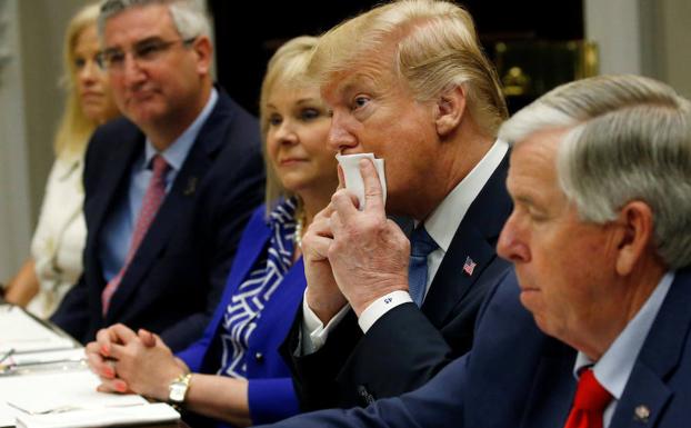 Donald Trump (2d), durante un desayuno de trabajo. 