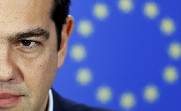 Cara de Alexis Tsipras, primer ministro de Grecia, antes de empezar una conferencia en la Unión Europea. 