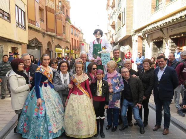 Los vecinos de calle Araciel, en la quema de esta Semana Santa. :: e.p.