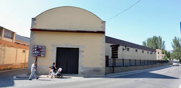 Imagen de Maset Rioja, con los rótulos de Rioja Santiago ya borrados, y a la espera de poner su marca en la fachada. :: Sonia tercero