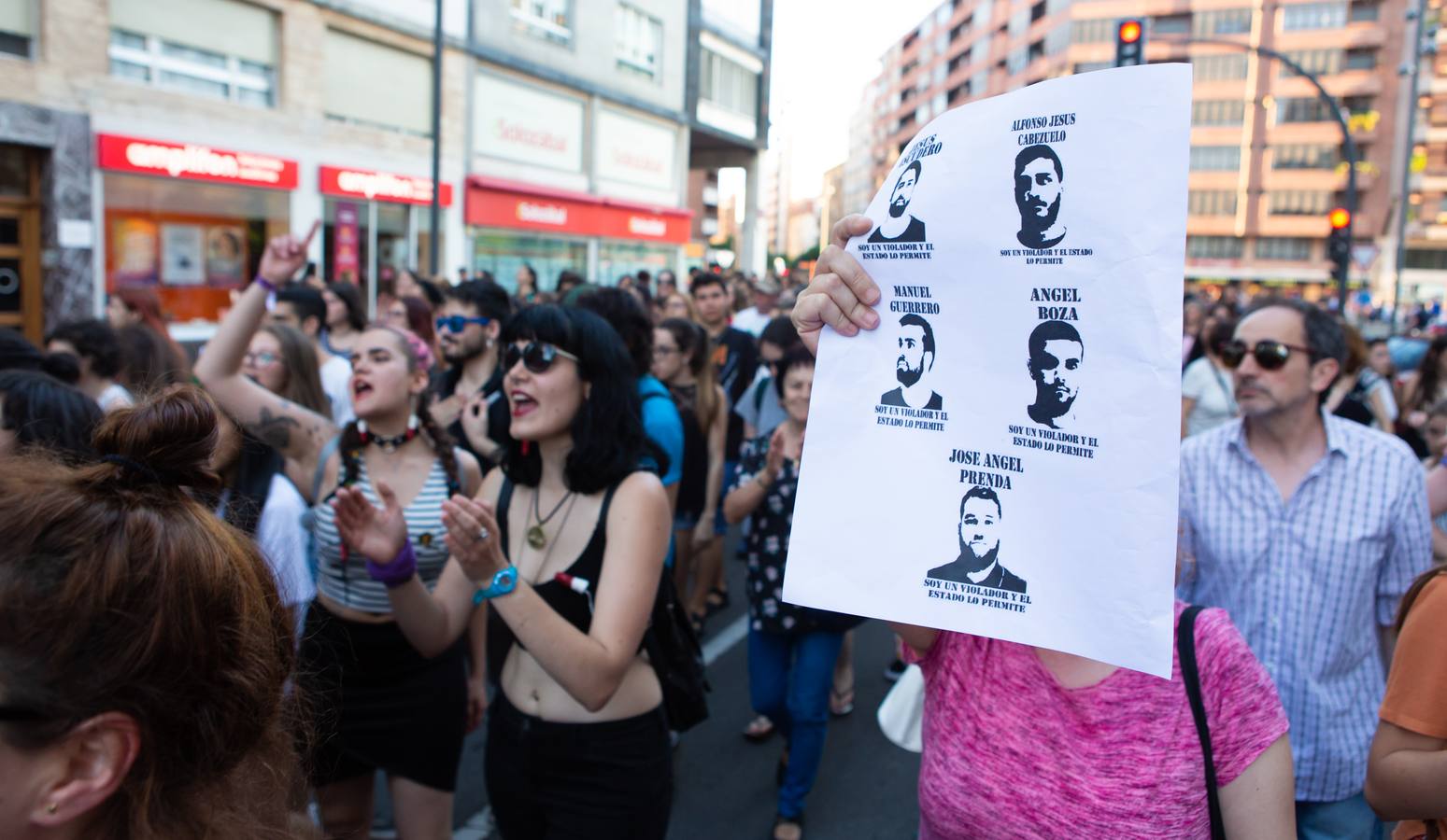 Fotos: Logroño se manifiesta contra la libertad de La Manada