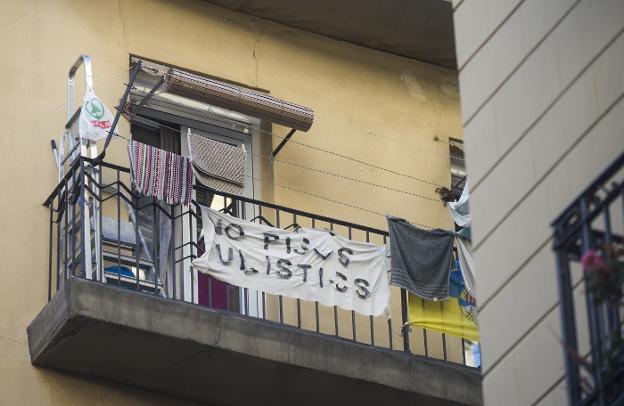 Carteles contra la proliferación de pisos turísticos en el barrio de La Barceloneta, en el centro de la Ciudad Condal. :: inés baucells