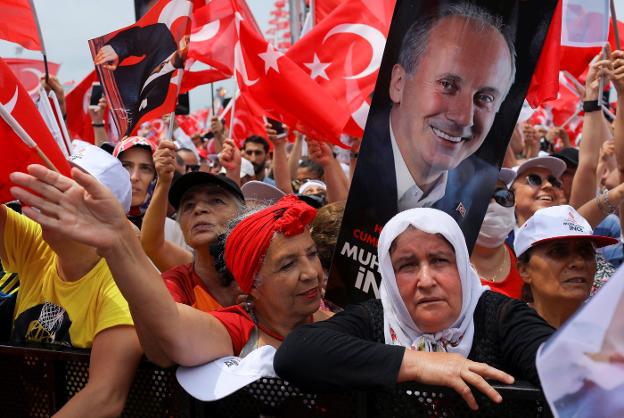 Ince consiguió reunir a decenas de miles de seguidores en el cierre de campaña. :: Huseyin Aldemir / REUTERS