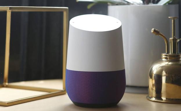 Uno de lo dispositivos tecnológicos para el hogar que pueden controlarse a través de la voz mediante Google Home.