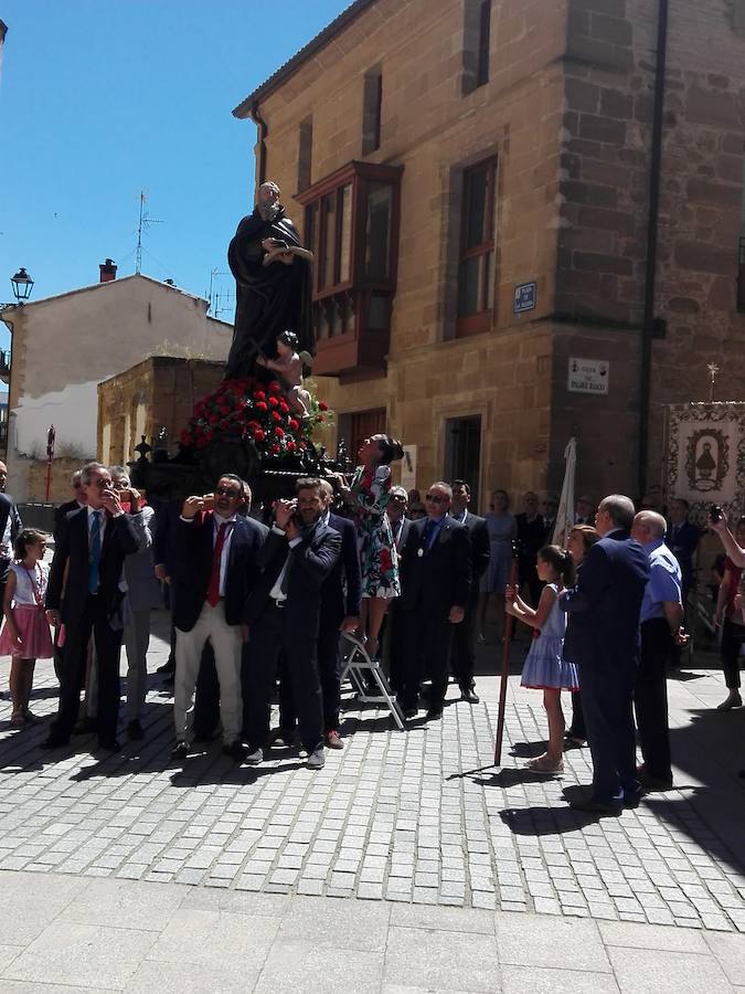 Bajo un calor de justicia las fiestas de Haro siguen desgranando el programa con la procesión y la misa de San Felices que ha oficiado el obispo de la diócesis y en la que han participado los miembros de la Coral Polifónica local.