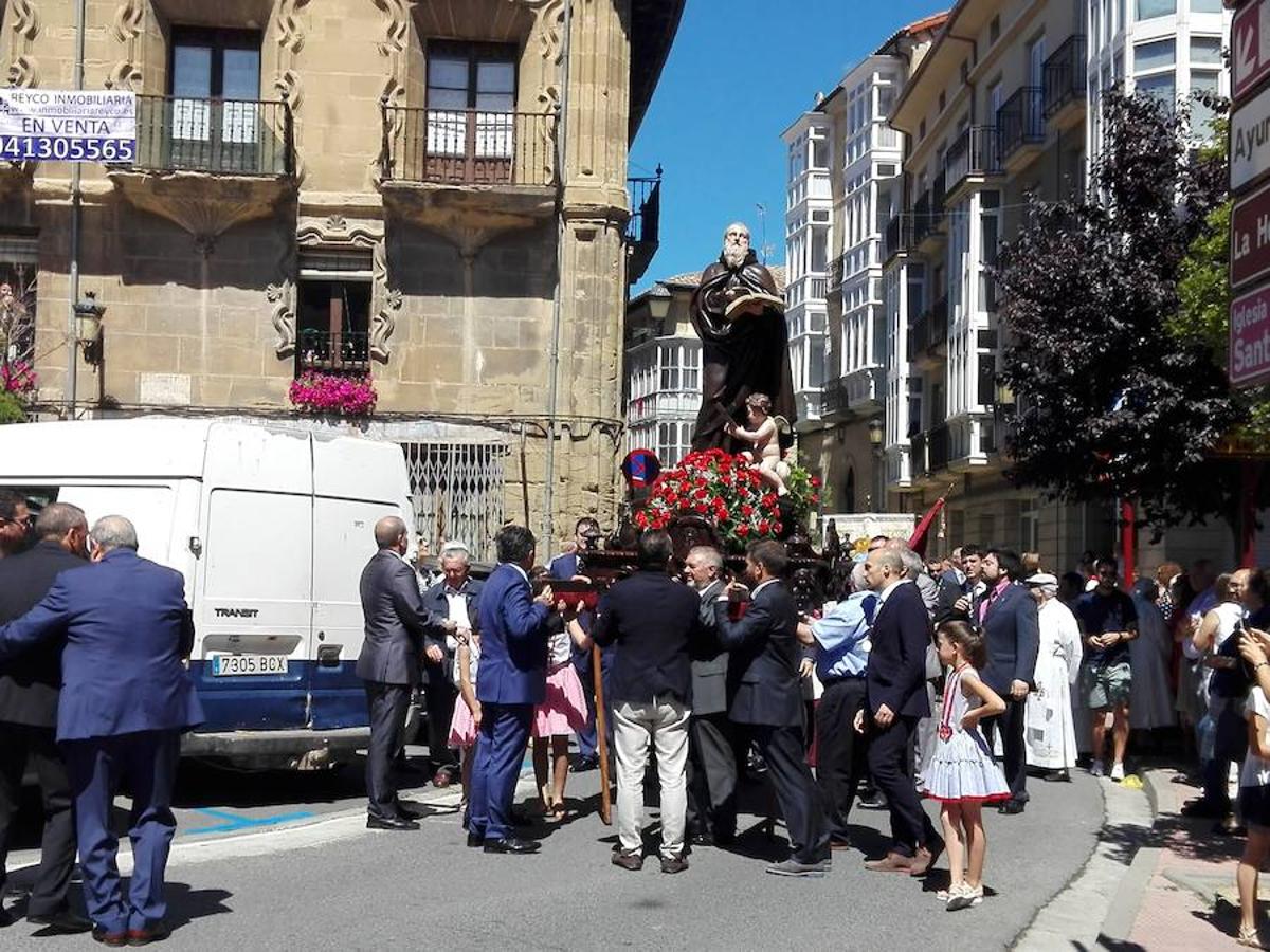 Bajo un calor de justicia las fiestas de Haro siguen desgranando el programa con la procesión y la misa de San Felices que ha oficiado el obispo de la diócesis y en la que han participado los miembros de la Coral Polifónica local.