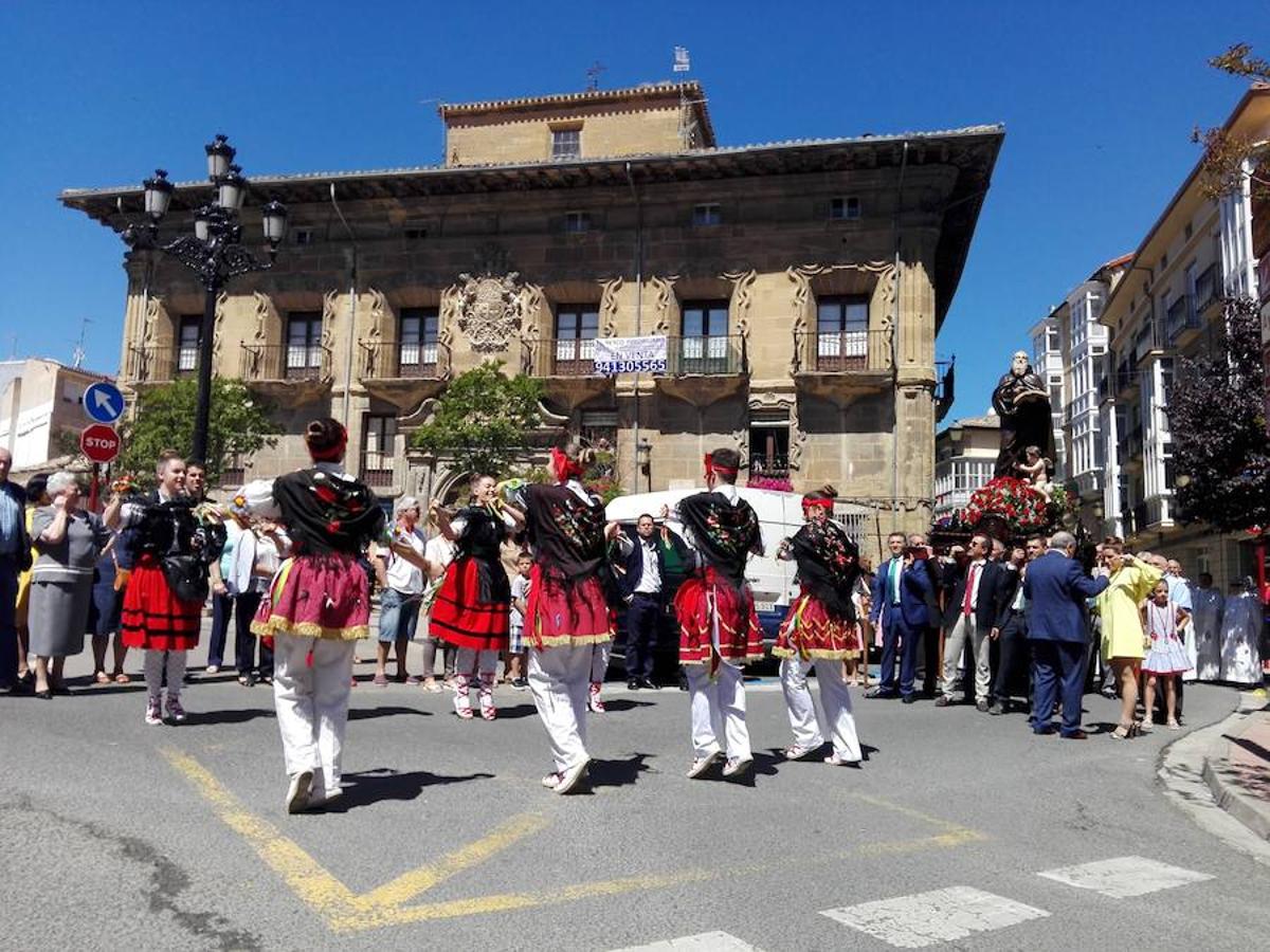 Bajo un calor de justicia las fiestas de Haro siguen desgranando el programa con la procesión y la misa de San Felices que ha oficiado el obispo de la diócesis y en la que han participado los miembros de la Coral Polifónica local.