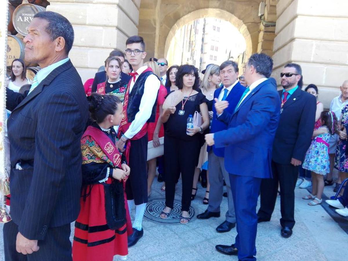 Bajo un calor de justicia las fiestas de Haro siguen desgranando el programa con la procesión y la misa de San Felices que ha oficiado el obispo de la diócesis y en la que han participado los miembros de la Coral Polifónica local.