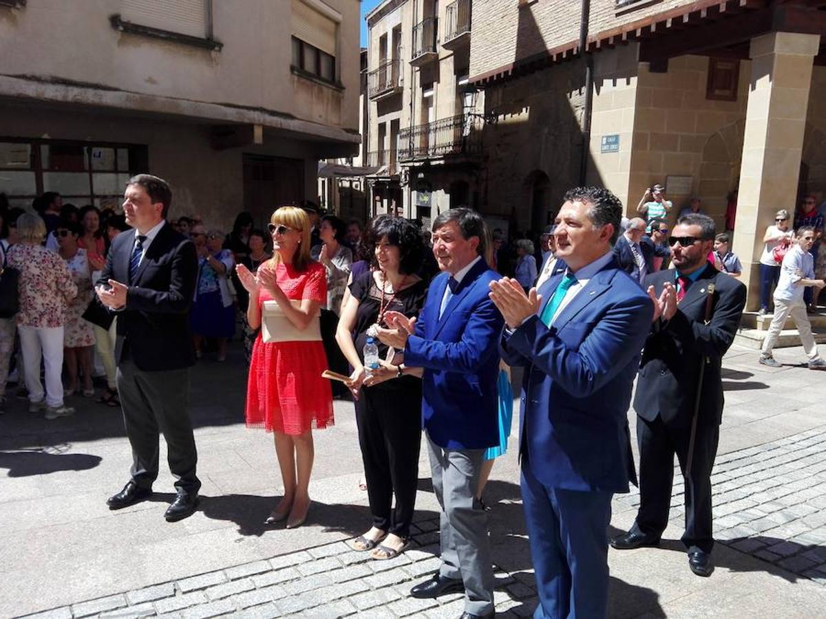 Bajo un calor de justicia las fiestas de Haro siguen desgranando el programa con la procesión y la misa de San Felices que ha oficiado el obispo de la diócesis y en la que han participado los miembros de la Coral Polifónica local.