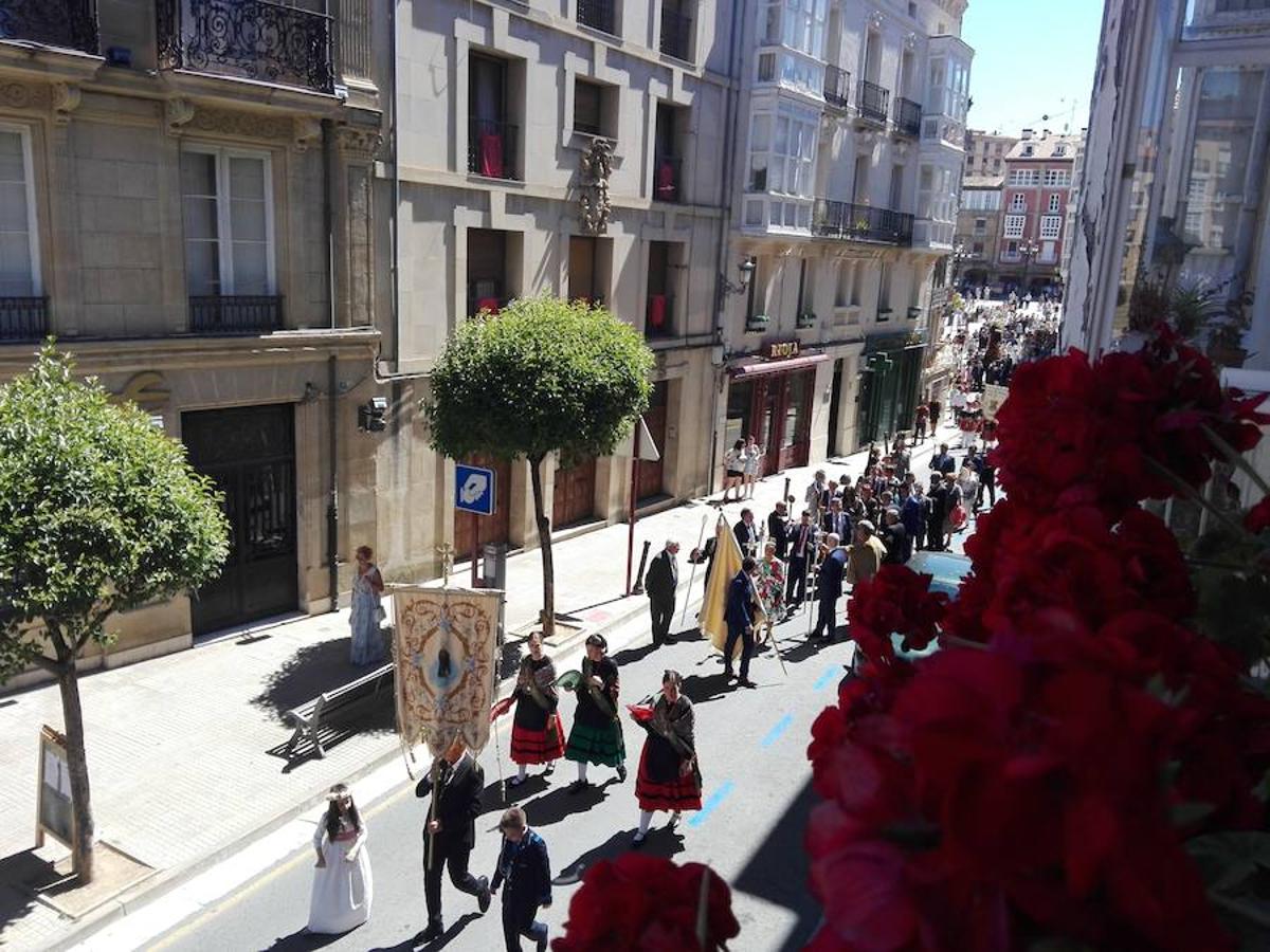 Bajo un calor de justicia las fiestas de Haro siguen desgranando el programa con la procesión y la misa de San Felices que ha oficiado el obispo de la diócesis y en la que han participado los miembros de la Coral Polifónica local.