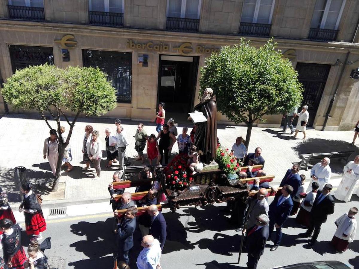 Bajo un calor de justicia las fiestas de Haro siguen desgranando el programa con la procesión y la misa de San Felices que ha oficiado el obispo de la diócesis y en la que han participado los miembros de la Coral Polifónica local.