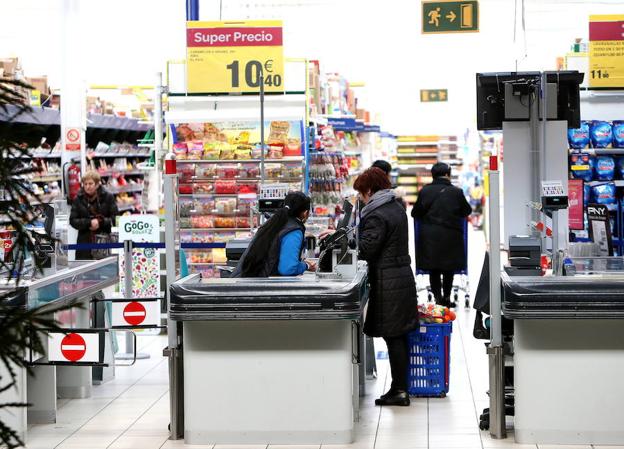 El gasto en alimentación se ha contraído en una década. :: j