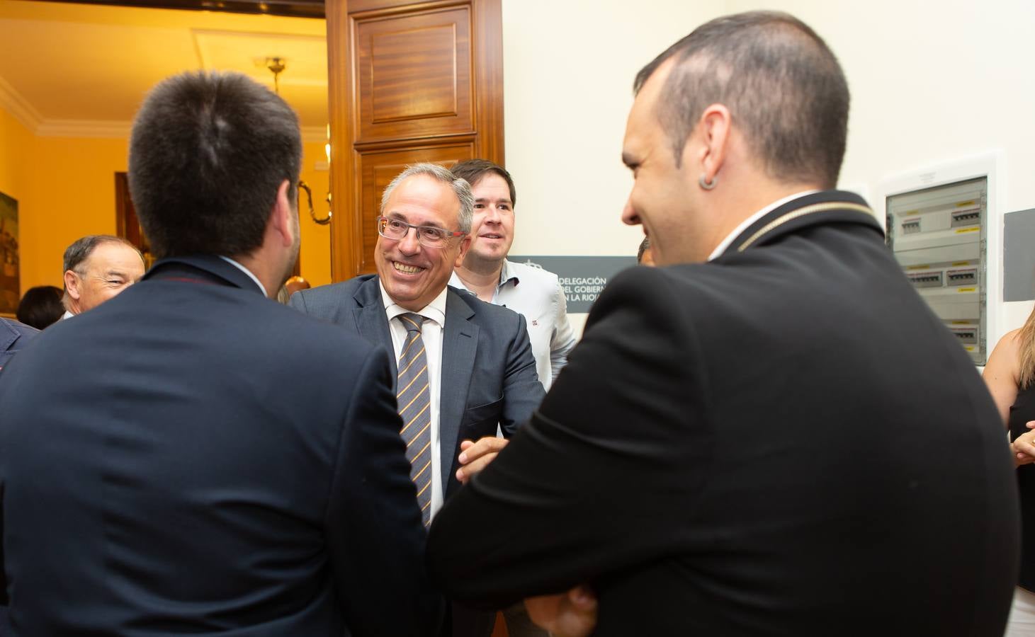 El nuevo delegado del Gobierno ha tomado posesión esta mañana en el edificio del Muro de la Mata de Logroño con toda una declaración de principios. «Yo amo a España», ha proclamado el socialista José Ignacio Pérez Sáenz, en la fase inicial de su intervención, ante un auditorio formado por una nutrida representación de la sociedad riojana, con el presidente José Ignacio Ceniceros a la cabeza, y repleto de militantes y altos cargos del PSOE, algunos de los cuales compartieron quehaceres con el titular de la Delegación del Gobierno cuando dominaba el otro palacete del Espolón, el de la Administración regional.