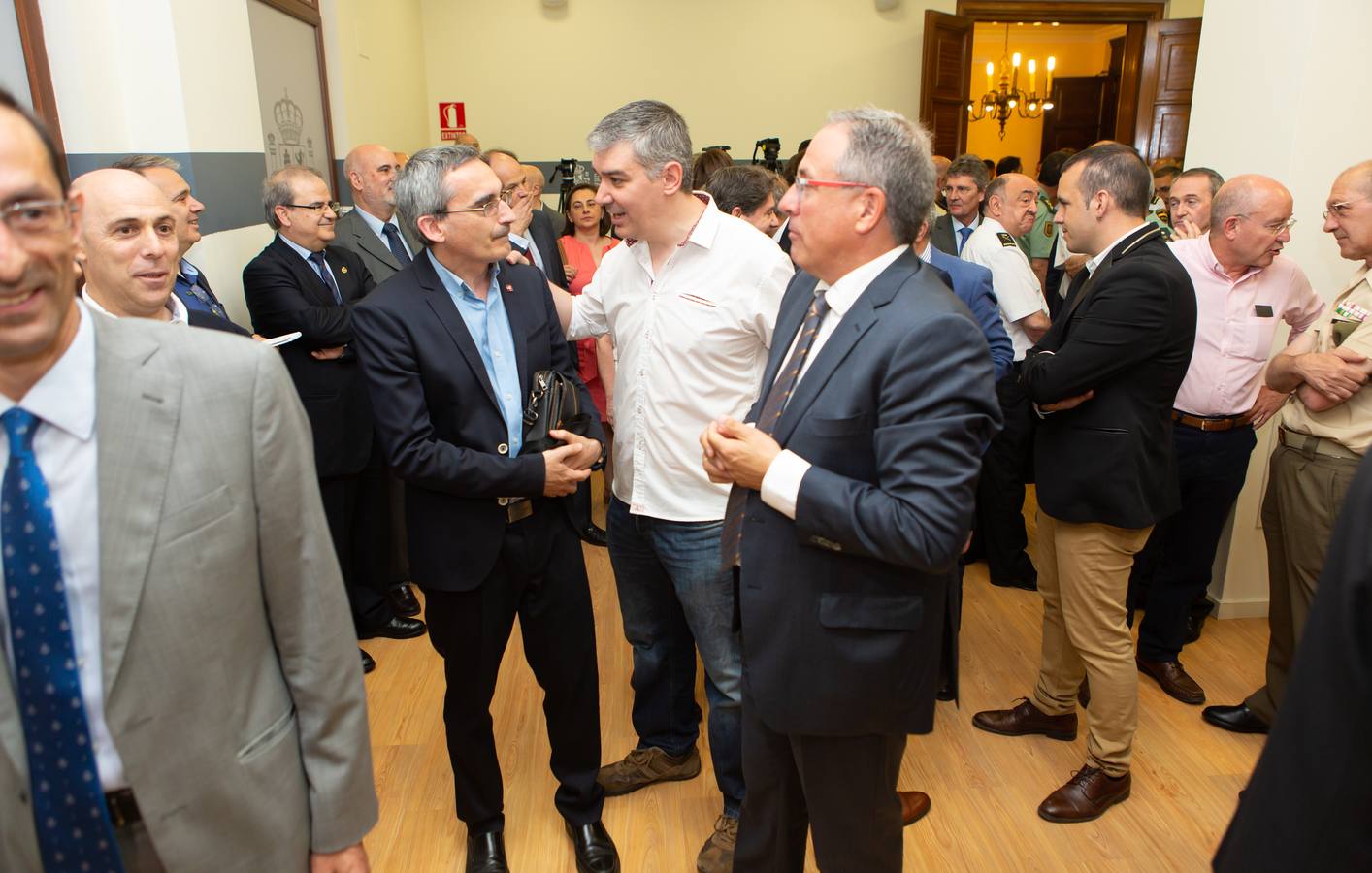 El nuevo delegado del Gobierno ha tomado posesión esta mañana en el edificio del Muro de la Mata de Logroño con toda una declaración de principios. «Yo amo a España», ha proclamado el socialista José Ignacio Pérez Sáenz, en la fase inicial de su intervención, ante un auditorio formado por una nutrida representación de la sociedad riojana, con el presidente José Ignacio Ceniceros a la cabeza, y repleto de militantes y altos cargos del PSOE, algunos de los cuales compartieron quehaceres con el titular de la Delegación del Gobierno cuando dominaba el otro palacete del Espolón, el de la Administración regional.