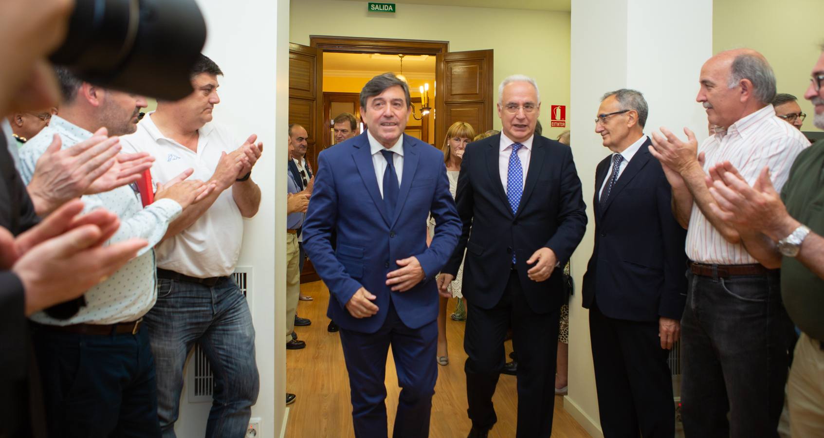 El nuevo delegado del Gobierno ha tomado posesión esta mañana en el edificio del Muro de la Mata de Logroño con toda una declaración de principios. «Yo amo a España», ha proclamado el socialista José Ignacio Pérez Sáenz, en la fase inicial de su intervención, ante un auditorio formado por una nutrida representación de la sociedad riojana, con el presidente José Ignacio Ceniceros a la cabeza, y repleto de militantes y altos cargos del PSOE, algunos de los cuales compartieron quehaceres con el titular de la Delegación del Gobierno cuando dominaba el otro palacete del Espolón, el de la Administración regional.