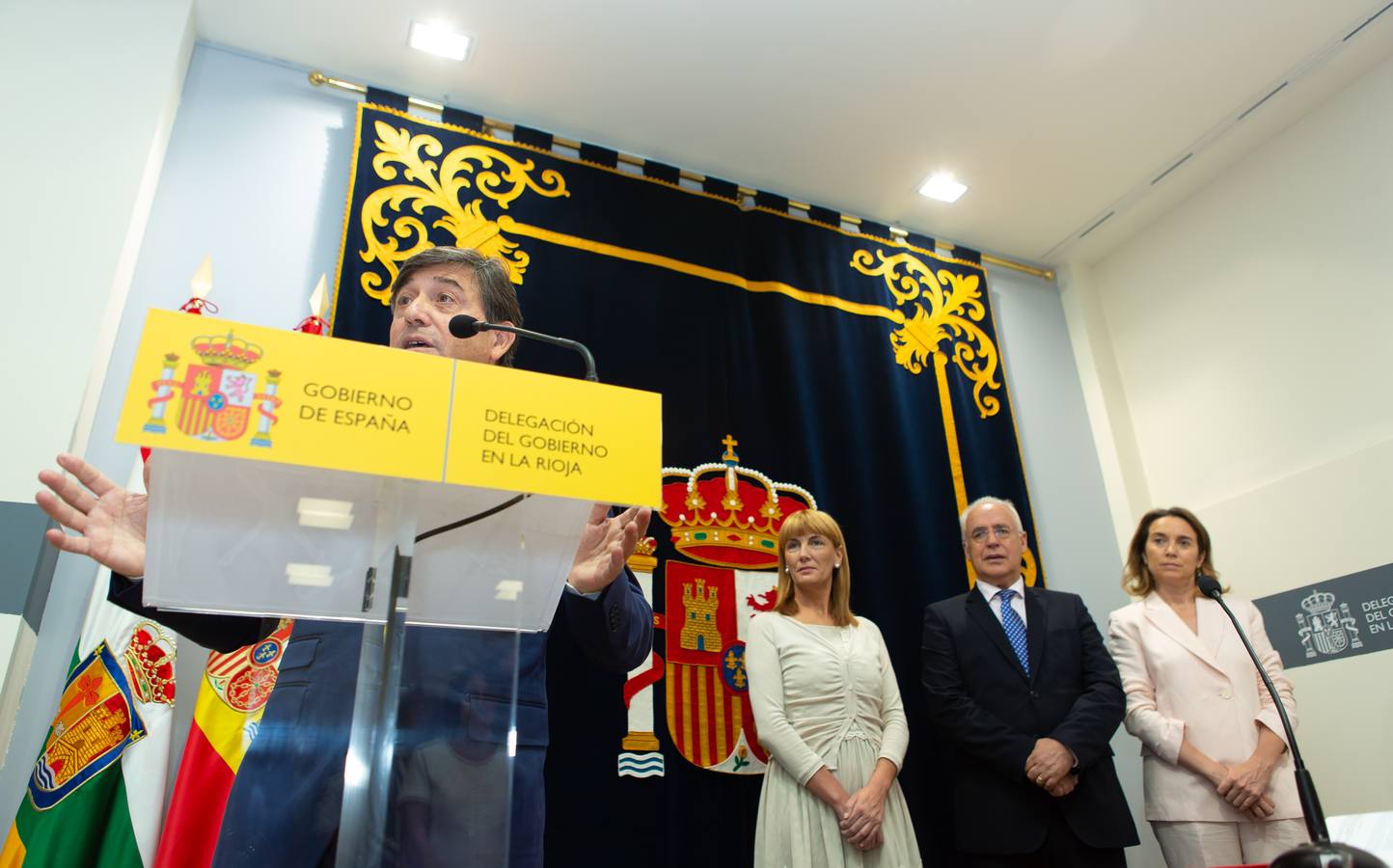 El nuevo delegado del Gobierno ha tomado posesión esta mañana en el edificio del Muro de la Mata de Logroño con toda una declaración de principios. «Yo amo a España», ha proclamado el socialista José Ignacio Pérez Sáenz, en la fase inicial de su intervención, ante un auditorio formado por una nutrida representación de la sociedad riojana, con el presidente José Ignacio Ceniceros a la cabeza, y repleto de militantes y altos cargos del PSOE, algunos de los cuales compartieron quehaceres con el titular de la Delegación del Gobierno cuando dominaba el otro palacete del Espolón, el de la Administración regional.