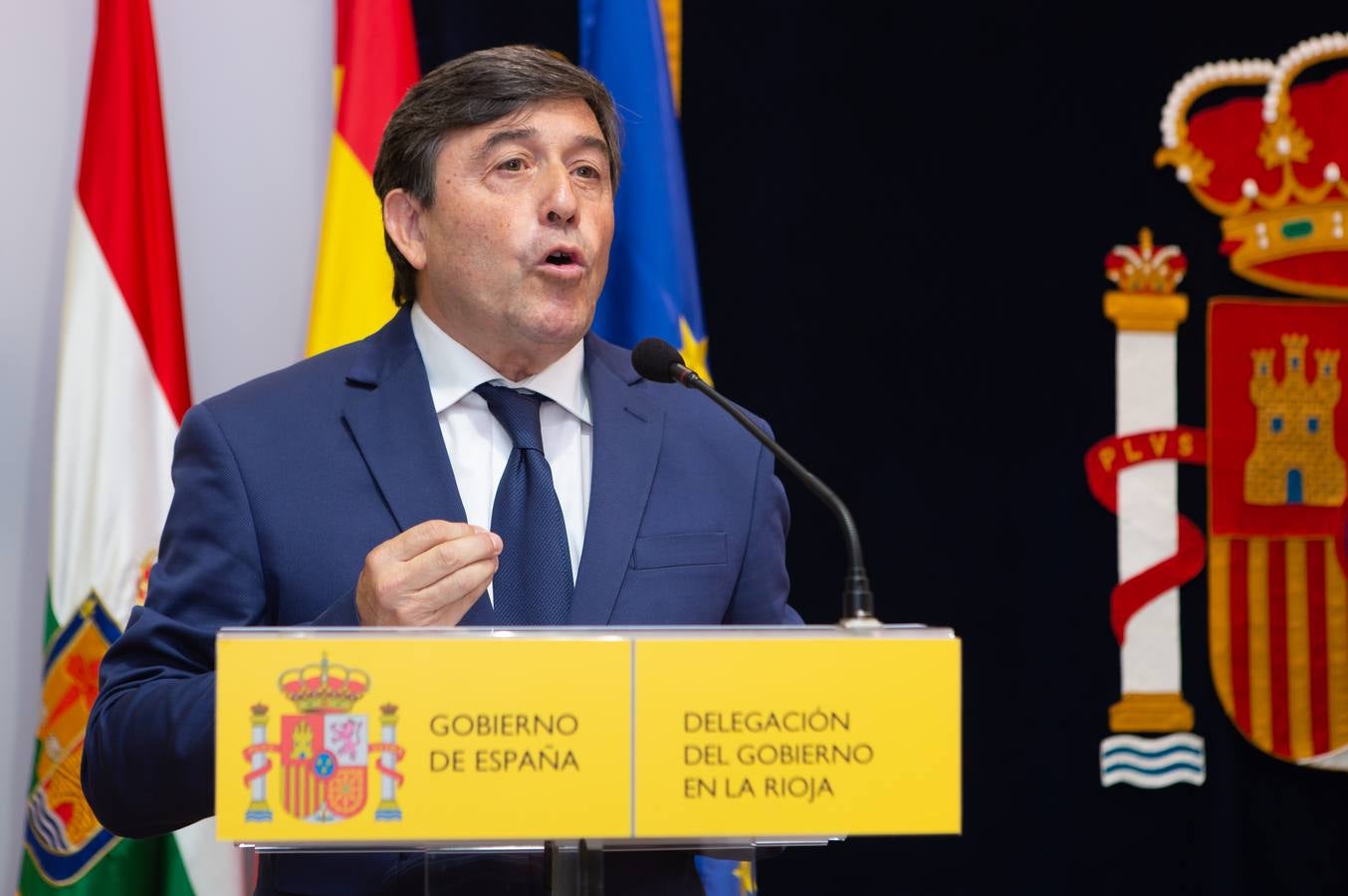 El nuevo delegado del Gobierno ha tomado posesión esta mañana en el edificio del Muro de la Mata de Logroño con toda una declaración de principios. «Yo amo a España», ha proclamado el socialista José Ignacio Pérez Sáenz, en la fase inicial de su intervención, ante un auditorio formado por una nutrida representación de la sociedad riojana, con el presidente José Ignacio Ceniceros a la cabeza, y repleto de militantes y altos cargos del PSOE, algunos de los cuales compartieron quehaceres con el titular de la Delegación del Gobierno cuando dominaba el otro palacete del Espolón, el de la Administración regional.