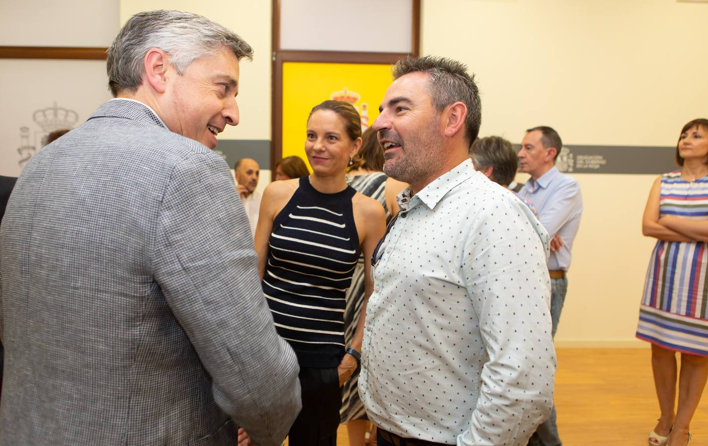 El nuevo delegado del Gobierno ha tomado posesión esta mañana en el edificio del Muro de la Mata de Logroño con toda una declaración de principios. «Yo amo a España», ha proclamado el socialista José Ignacio Pérez Sáenz, en la fase inicial de su intervención, ante un auditorio formado por una nutrida representación de la sociedad riojana, con el presidente José Ignacio Ceniceros a la cabeza, y repleto de militantes y altos cargos del PSOE, algunos de los cuales compartieron quehaceres con el titular de la Delegación del Gobierno cuando dominaba el otro palacete del Espolón, el de la Administración regional.