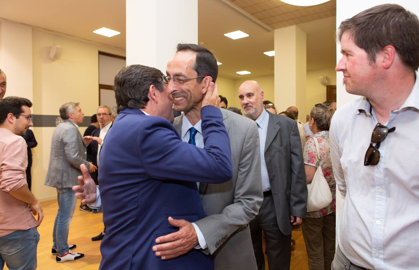 El nuevo delegado del Gobierno ha tomado posesión esta mañana en el edificio del Muro de la Mata de Logroño con toda una declaración de principios. «Yo amo a España», ha proclamado el socialista José Ignacio Pérez Sáenz, en la fase inicial de su intervención, ante un auditorio formado por una nutrida representación de la sociedad riojana, con el presidente José Ignacio Ceniceros a la cabeza, y repleto de militantes y altos cargos del PSOE, algunos de los cuales compartieron quehaceres con el titular de la Delegación del Gobierno cuando dominaba el otro palacete del Espolón, el de la Administración regional.