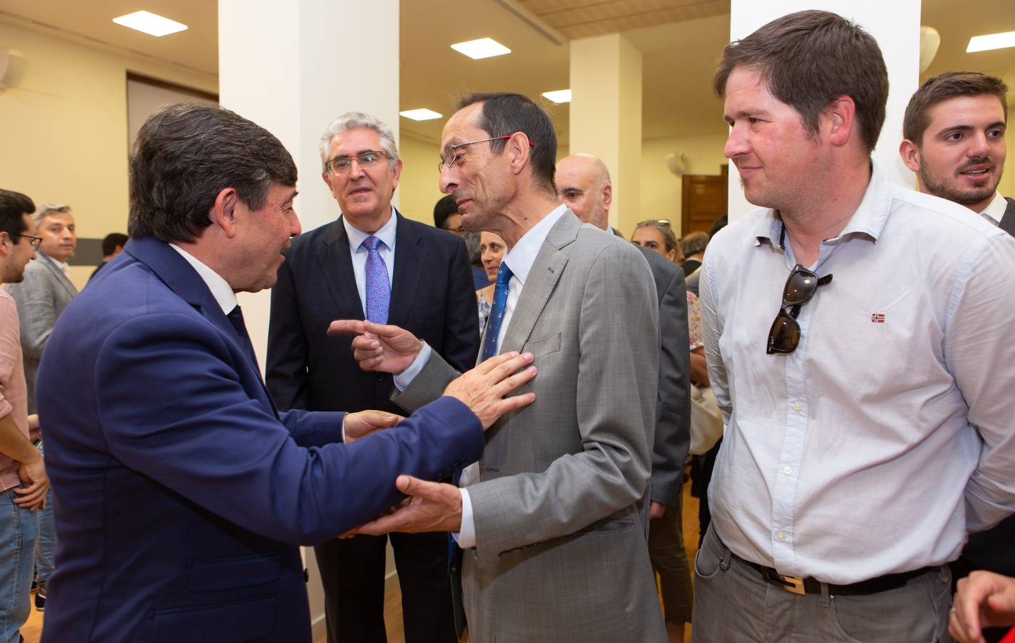 El nuevo delegado del Gobierno ha tomado posesión esta mañana en el edificio del Muro de la Mata de Logroño con toda una declaración de principios. «Yo amo a España», ha proclamado el socialista José Ignacio Pérez Sáenz, en la fase inicial de su intervención, ante un auditorio formado por una nutrida representación de la sociedad riojana, con el presidente José Ignacio Ceniceros a la cabeza, y repleto de militantes y altos cargos del PSOE, algunos de los cuales compartieron quehaceres con el titular de la Delegación del Gobierno cuando dominaba el otro palacete del Espolón, el de la Administración regional.