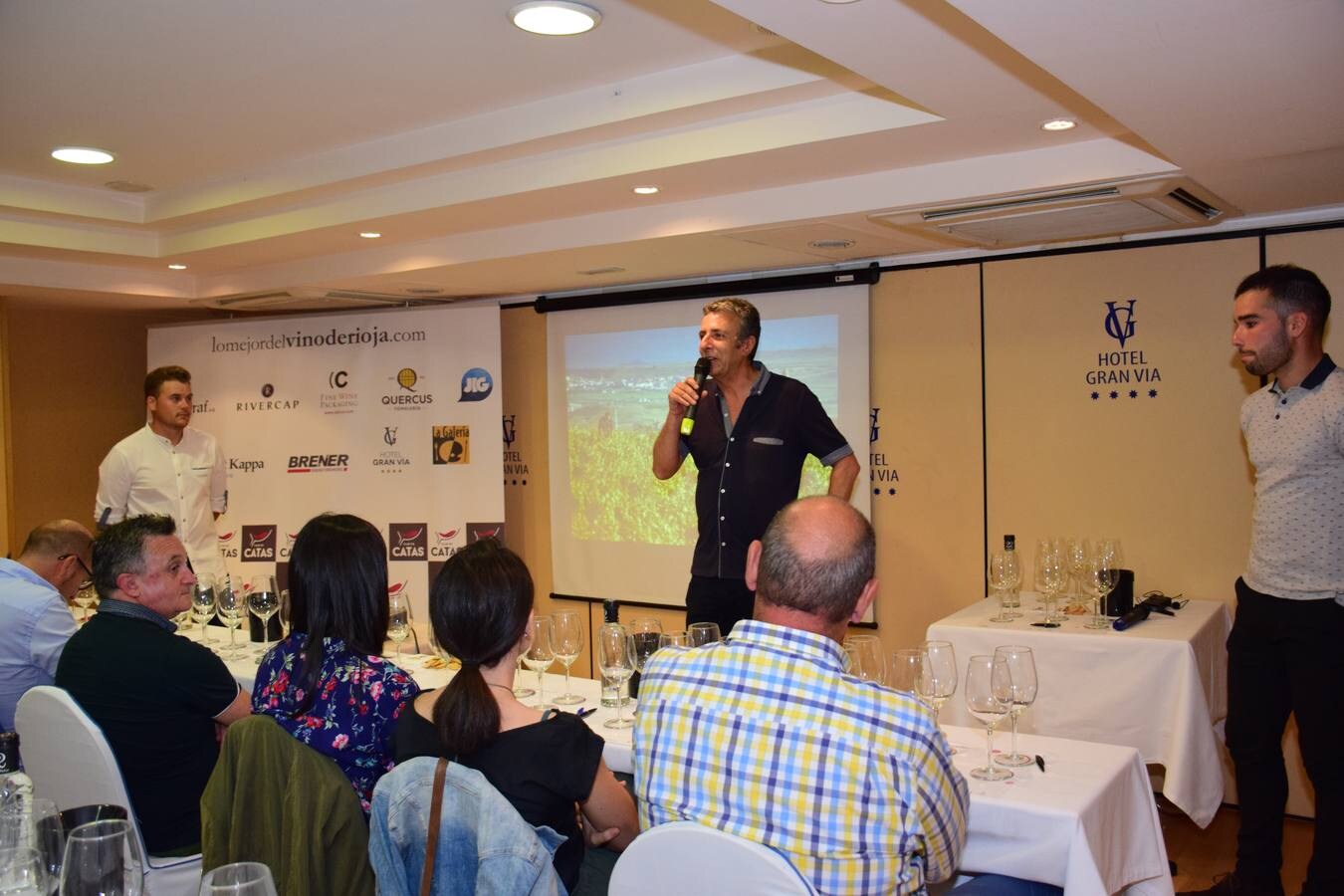 Fotos: José Gil, Bodegas Olmaza, y Miguel Eguíluz, Bodegas Cupani, protagonizaron el club de catas de lomejordelvinoderioja.com