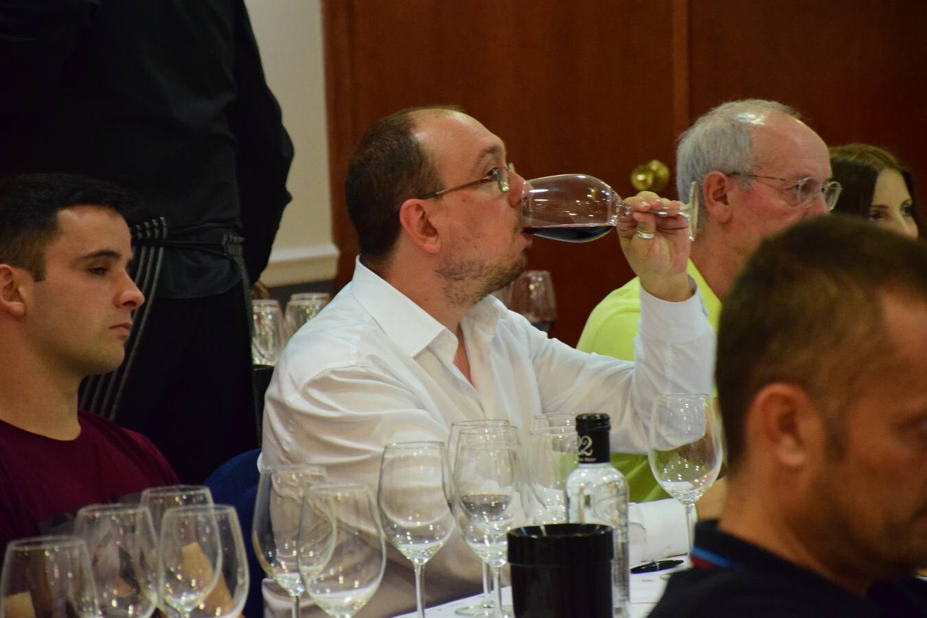 Fotos: José Gil, Bodegas Olmaza, y Miguel Eguíluz, Bodegas Cupani, protagonizaron el club de catas de lomejordelvinoderioja.com