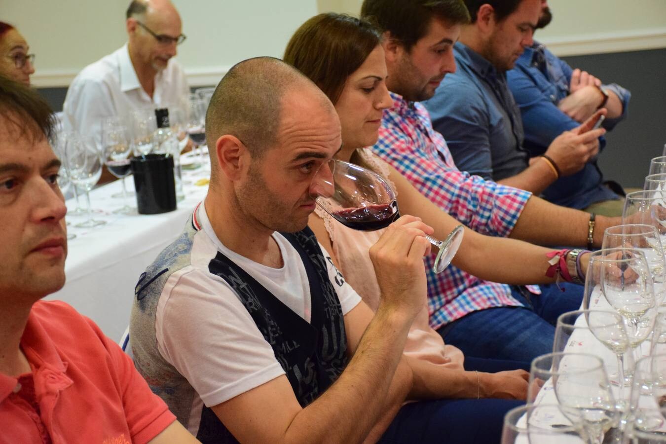 Fotos: José Gil, Bodegas Olmaza, y Miguel Eguíluz, Bodegas Cupani, protagonizaron el club de catas de lomejordelvinoderioja.com