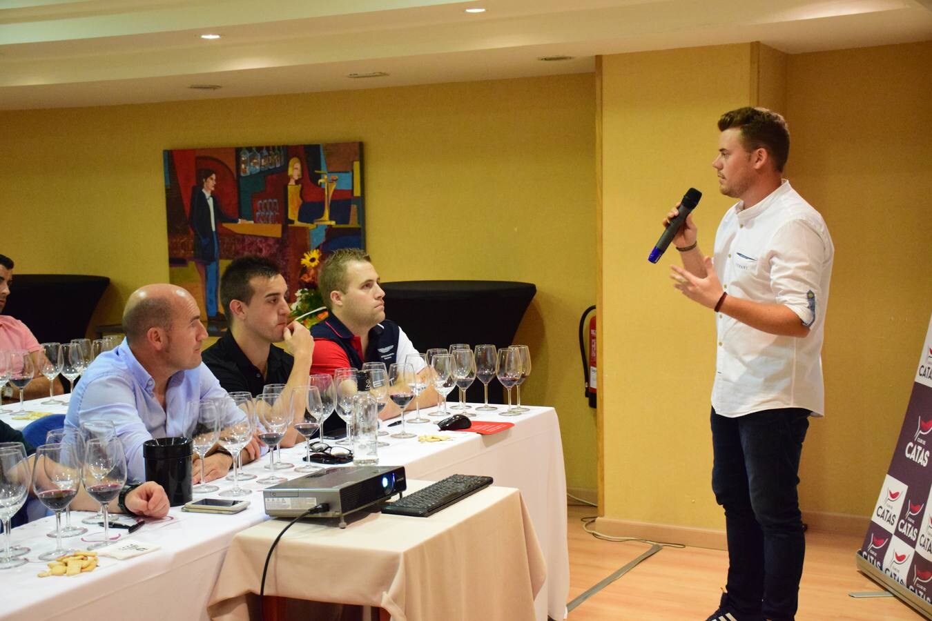 Fotos: José Gil, Bodegas Olmaza, y Miguel Eguíluz, Bodegas Cupani, protagonizaron el club de catas de lomejordelvinoderioja.com