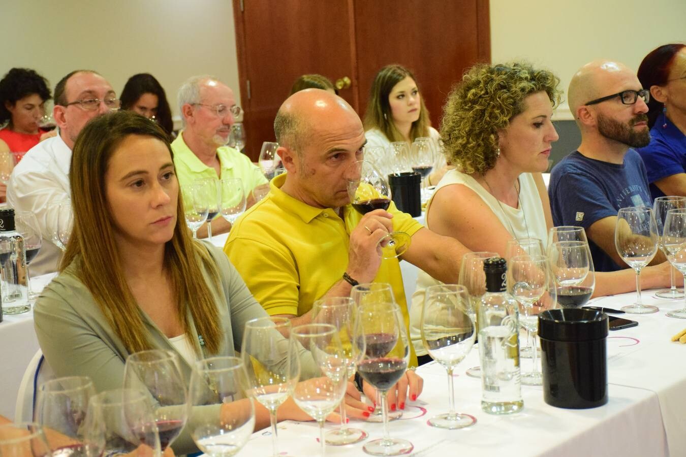 Fotos: José Gil, Bodegas Olmaza, y Miguel Eguíluz, Bodegas Cupani, protagonizaron el club de catas de lomejordelvinoderioja.com