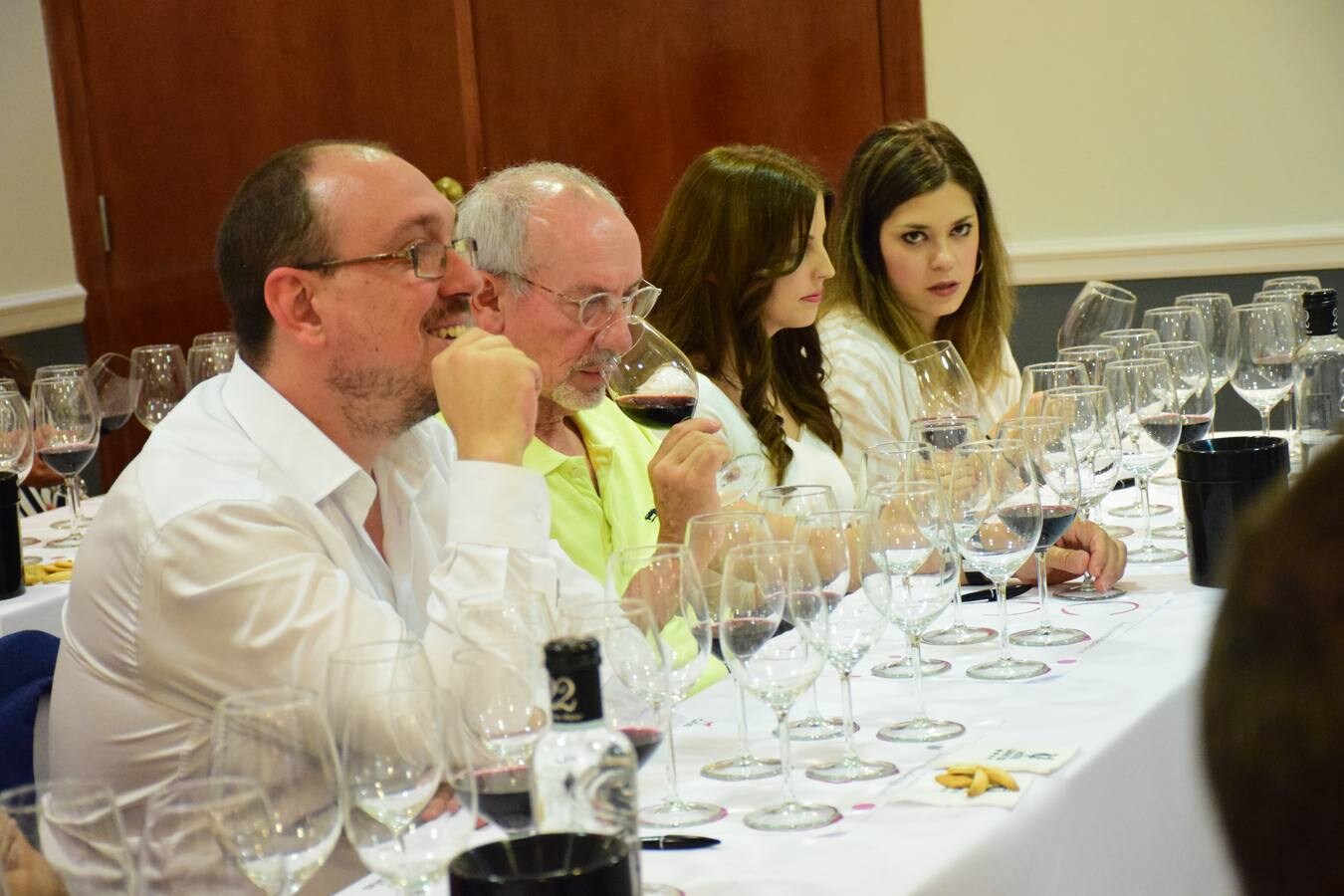 Fotos: José Gil, Bodegas Olmaza, y Miguel Eguíluz, Bodegas Cupani, protagonizaron el club de catas de lomejordelvinoderioja.com