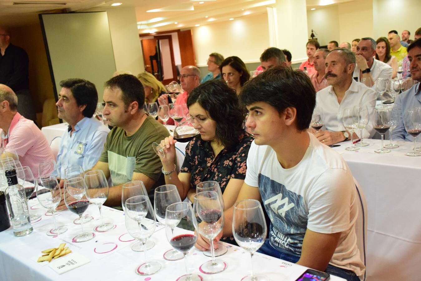 Fotos: José Gil, Bodegas Olmaza, y Miguel Eguíluz, Bodegas Cupani, protagonizaron el club de catas de lomejordelvinoderioja.com