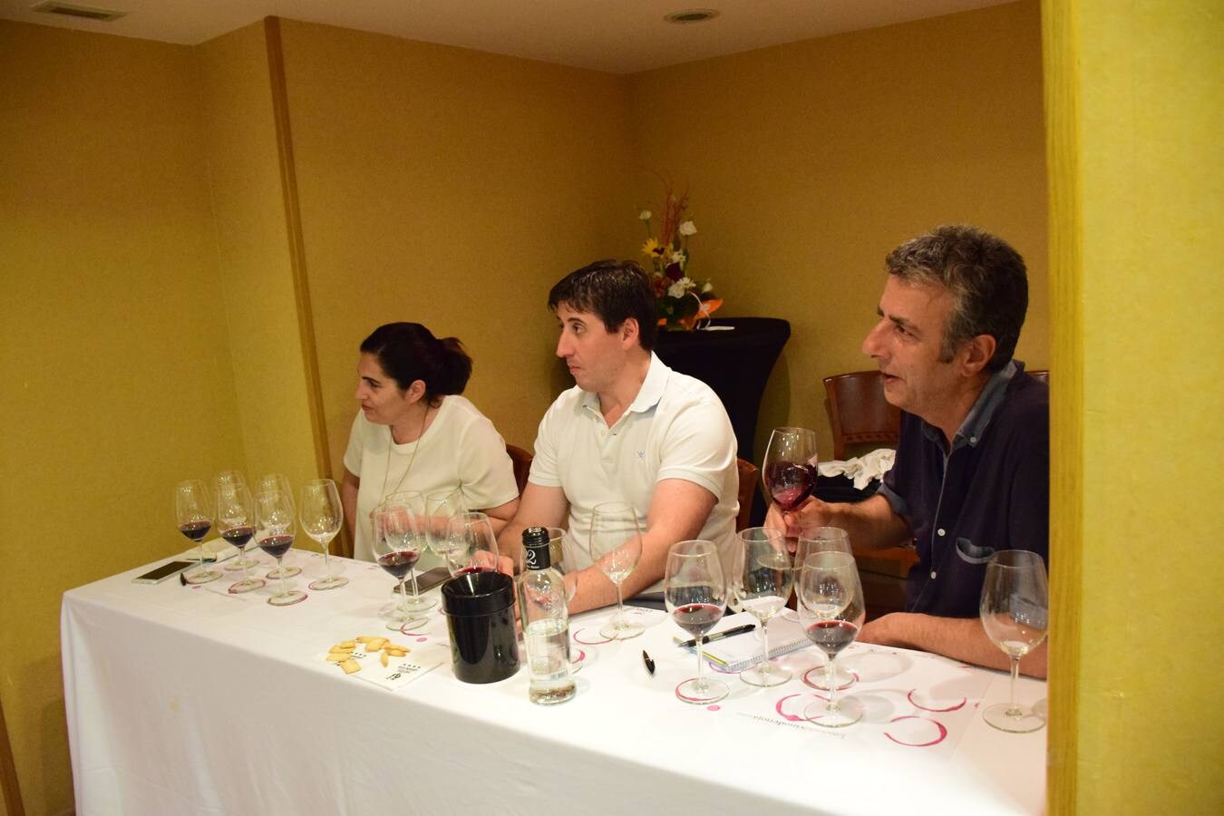 Fotos: José Gil, Bodegas Olmaza, y Miguel Eguíluz, Bodegas Cupani, protagonizaron el club de catas de lomejordelvinoderioja.com