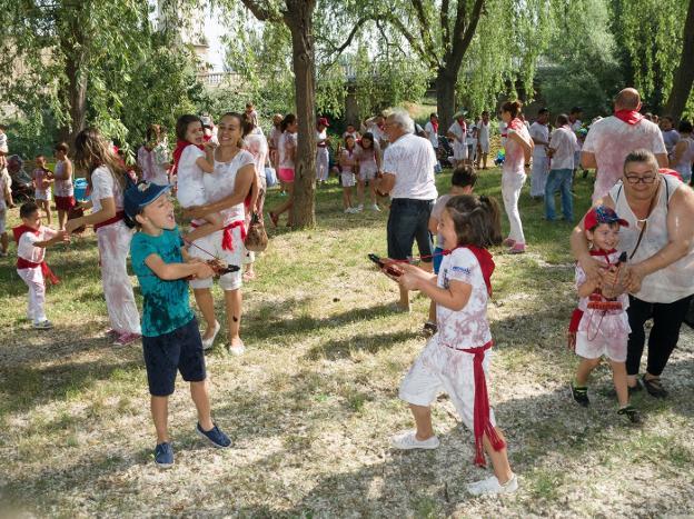 Los niños no se dieron tregua durante toda la Batalla del Vino Infantil. :: donézar