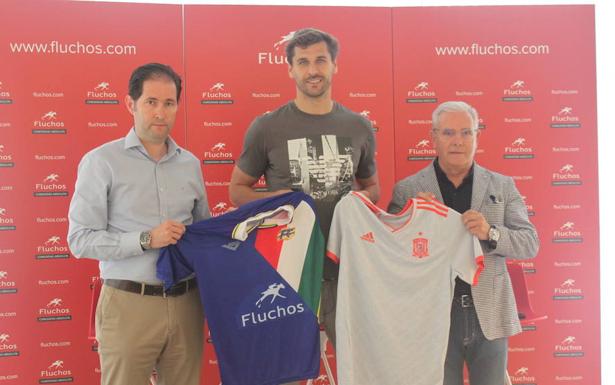 Fernando Llorente, junto a Jesús Alonso, de la Federación, y Antonio Sáenz, de Fluchos.