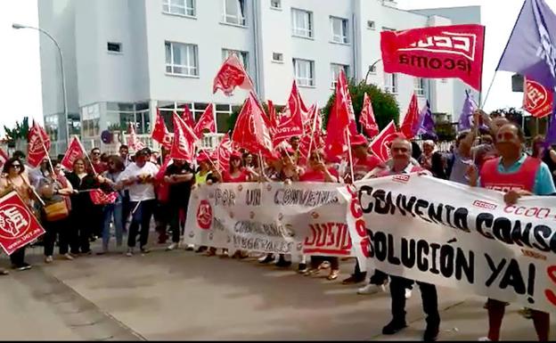 Trabajadores protestando frente a la sede de Consebro. 
