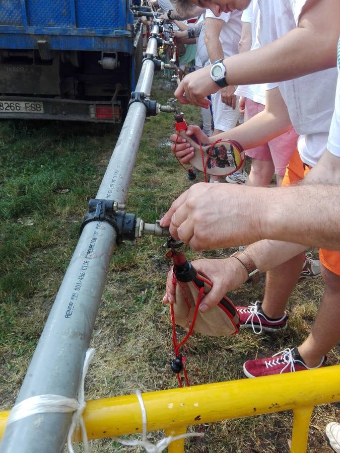 Fotos: La versión infantil de la batalla del vino en Haro