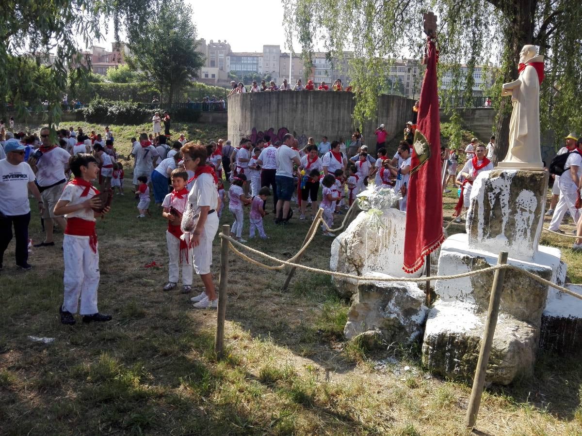 Fotos: La versión infantil de la batalla del vino en Haro