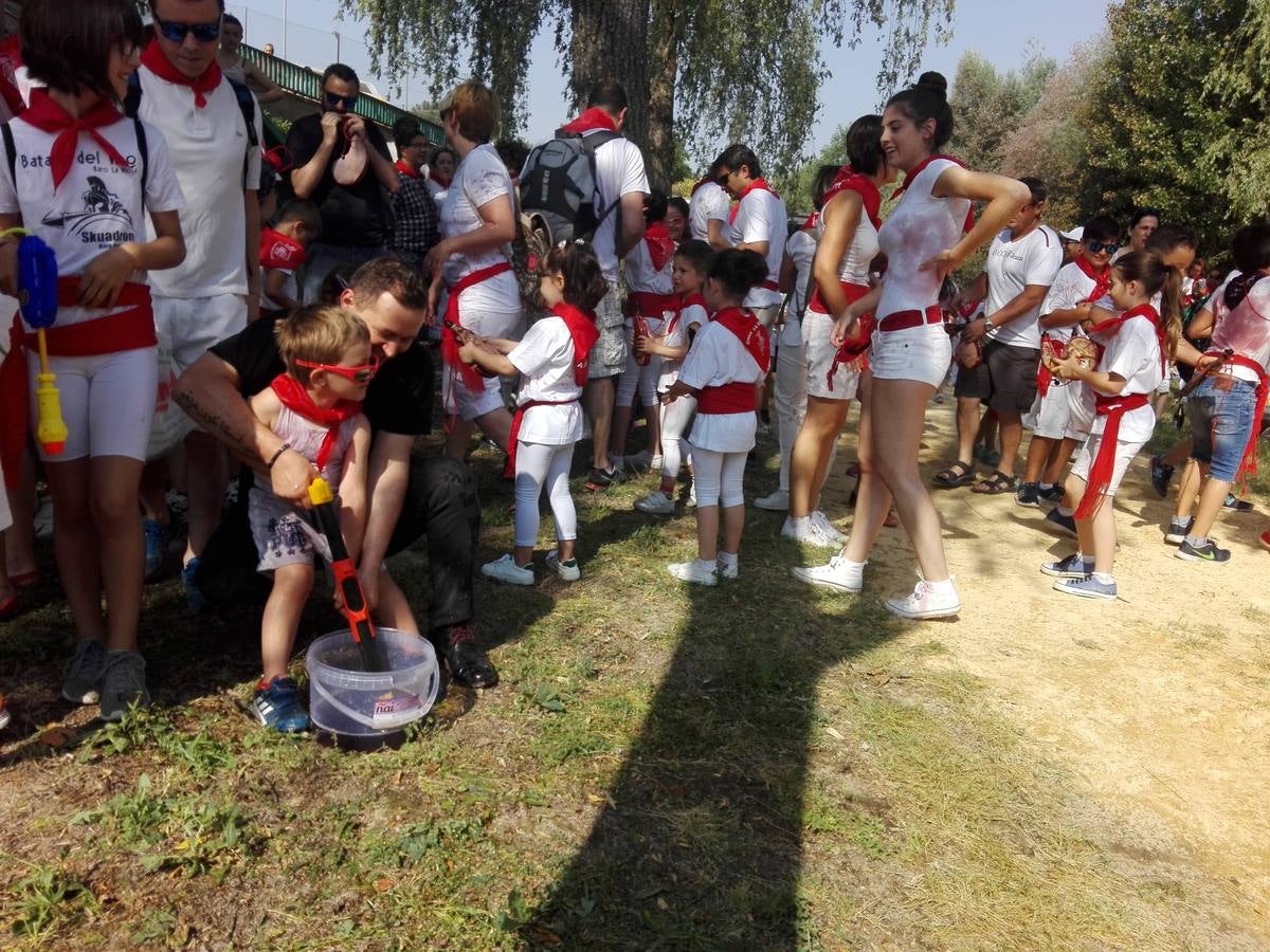 Fotos: La versión infantil de la batalla del vino en Haro