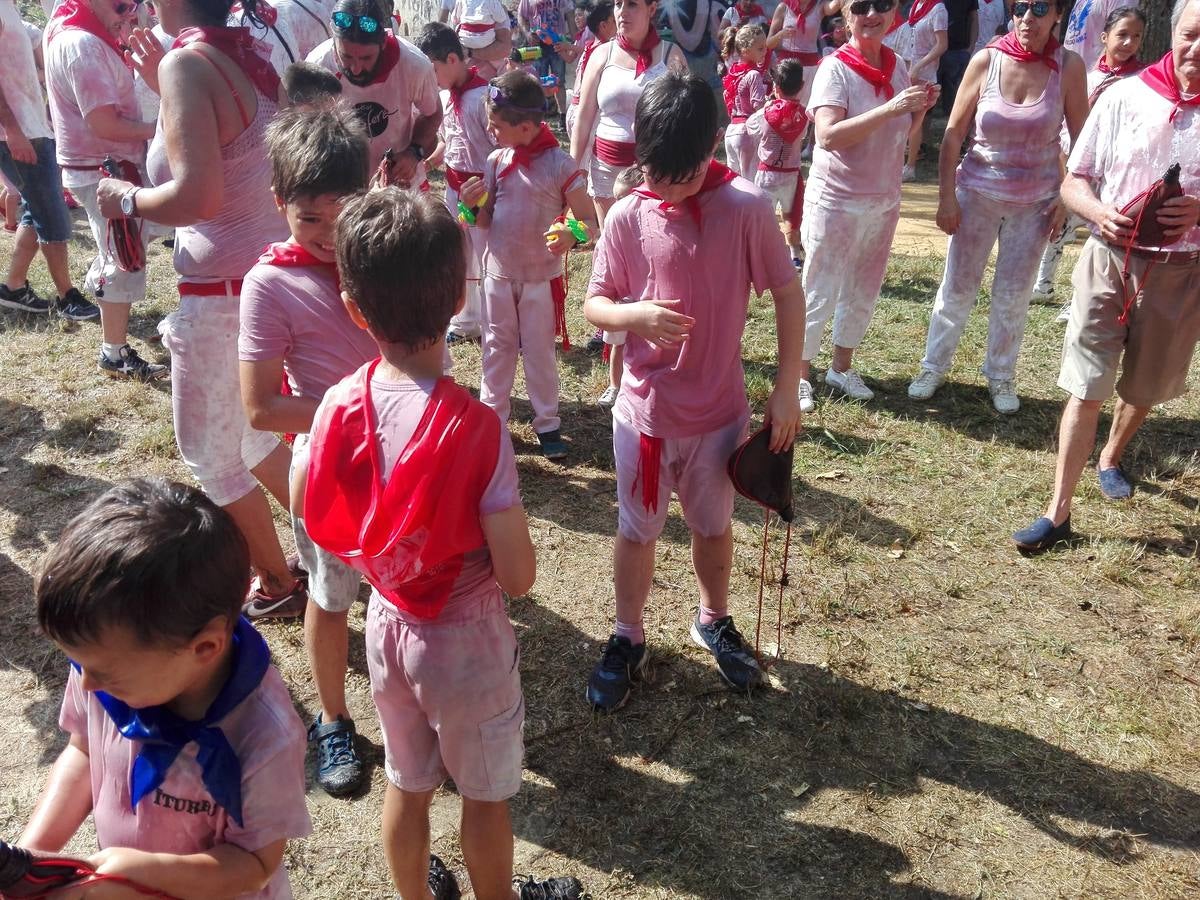 Fotos: La versión infantil de la batalla del vino en Haro