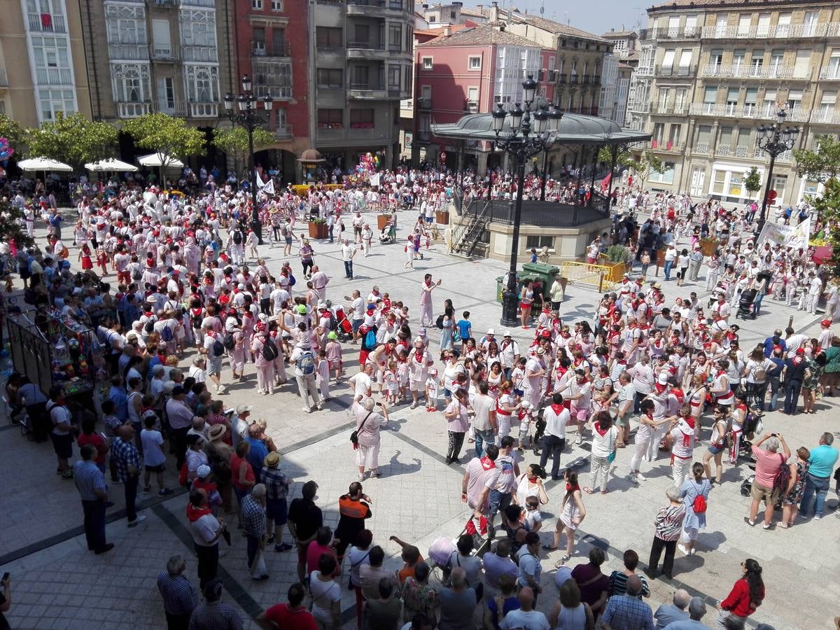 Fotos: La versión infantil de la batalla del vino en Haro