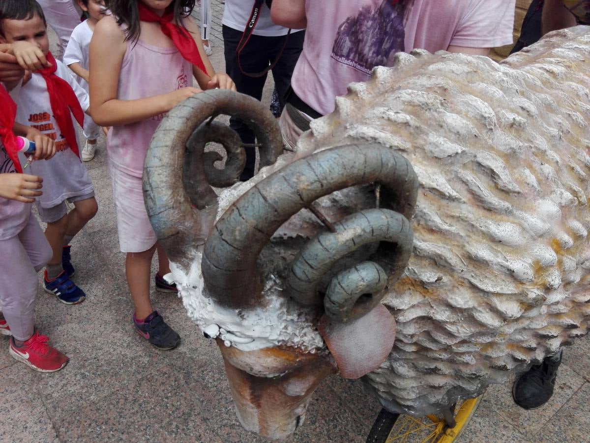 Fotos: La versión infantil de la batalla del vino en Haro